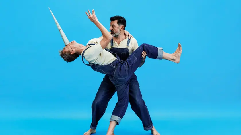 Gli attori in scena in Pinocchio, o lo spettacolo della paternità