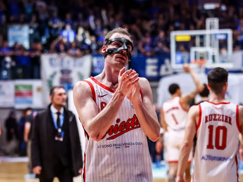 L’espressione sconsolata del capitano della Pallacanestro Trieste Lodovico Deangeli Ciamillo/Lasorte