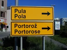 Un cartello stradale bilingue lungo le strade dell’Istria