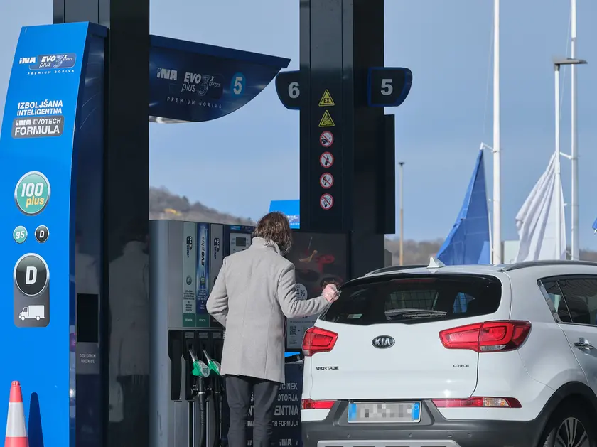 Un automobilista fa rifornimento in Slovenia: oggi scattano i nuovi aumenti oltreconfine (foto Silvano)