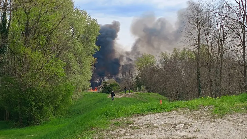 Incendio di sterpaglie al parco dell’Isonzo: vigili del fuoco sul posto