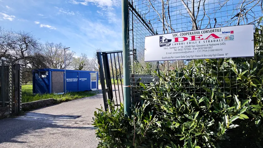 L'esterno del centro di accoglienza di Campo Sacro. Foto Lasorte