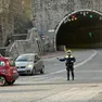 L'intervento della polizia locale per regolamentare il traffico all'imbocco della galleria di Montebello