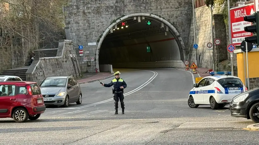 L'intervento della polizia locale per regolamentare il traffico all'imbocco della galleria di Montebello