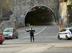 L'intervento della polizia locale per regolamentare il traffico all'imbocco della galleria di Montebello