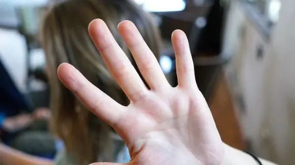 Scenate di gelosia e messaggi minatori: un giovane, residente a Trieste, è a processo per stalking