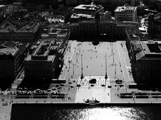 Piazza Unità nel 1985, dopo la fine del lungo intervento di ristrutturazione