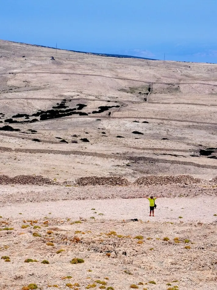 Un turista sopra il Triangolo di Pago (foto Assoturistica di Novalja)