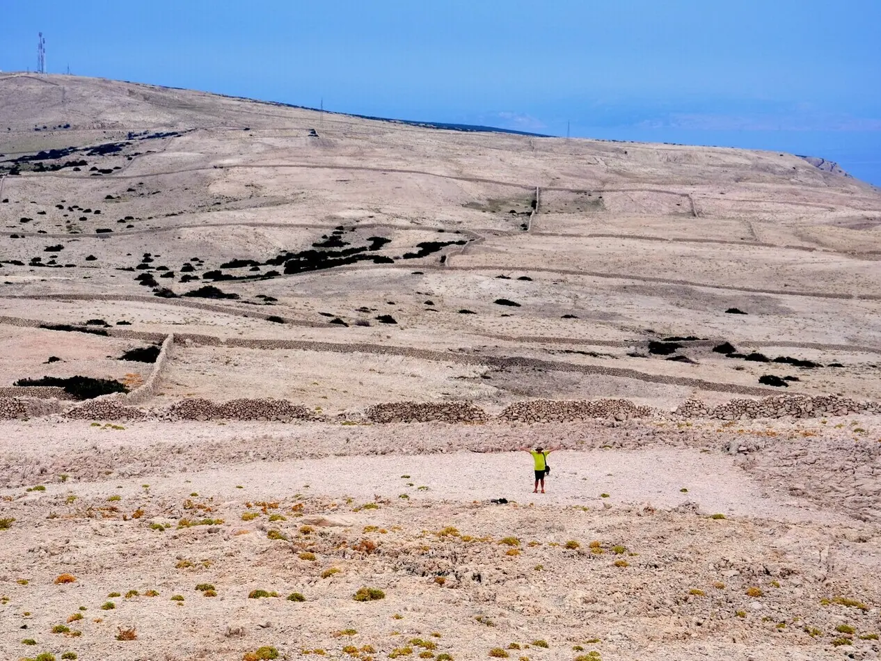 Un turista sopra il Triangolo di Pago (foto Assoturistica di Novalja)