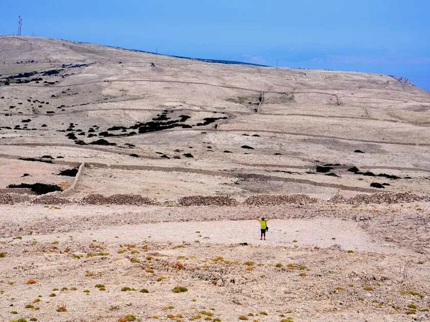 Un turista sopra il Triangolo di Pago (foto Assoturistica di Novalja)