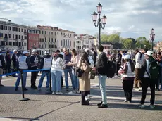 Code alla stazione di Venezia per il controllo del ticket di accesso (InterPress)