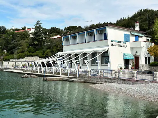 Lo storico ristorante “Dama Bianca”, situato nella baia di Duino (foto Andrea Lasorte)