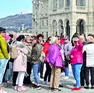 Una comitiva di turisti in centro a Trieste (foto Andrea Lasorte)