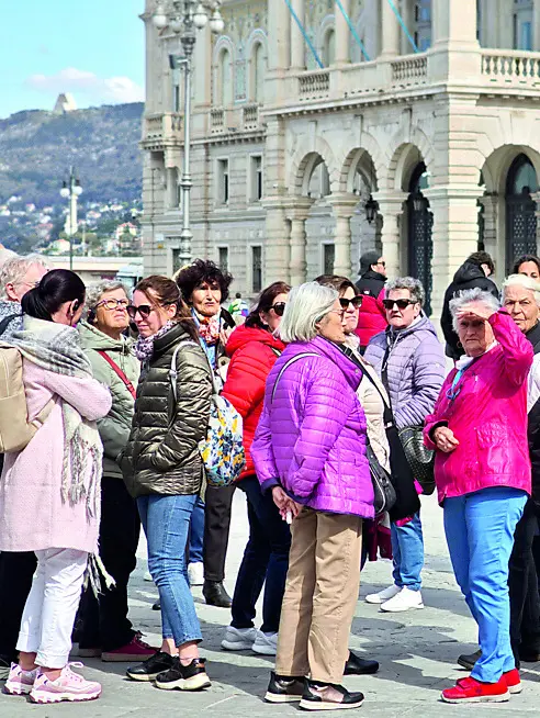 Una comitiva di turisti in centro a Trieste (foto Andrea Lasorte)