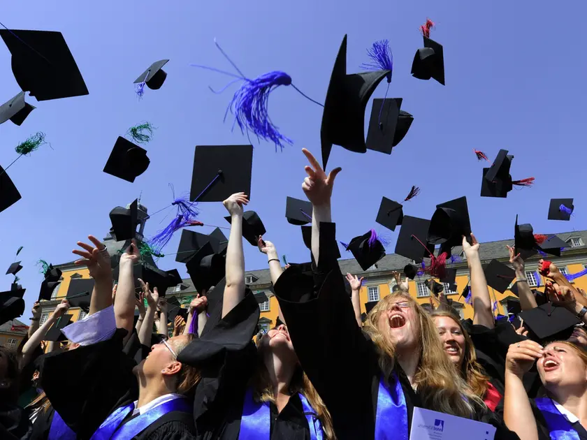 Le donne sono quasi il 60% dei laureati in Italia e ottengono risultati migliori negli studi, ma restano penalizzate nel lavoro
