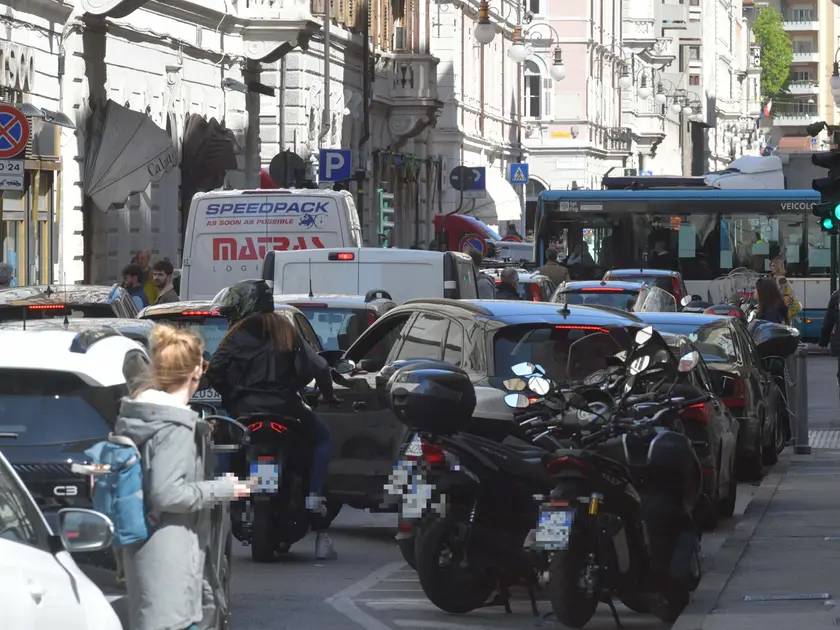 Il traffico in via San Spiridione (foto Francesco Bruni)
