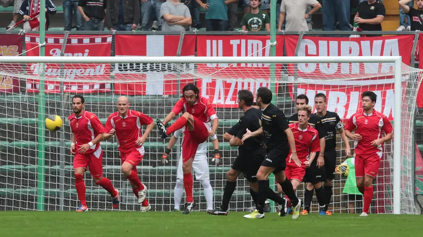 Vianello in una azione difensiva nel 2012 (foto archivio Lasorte)