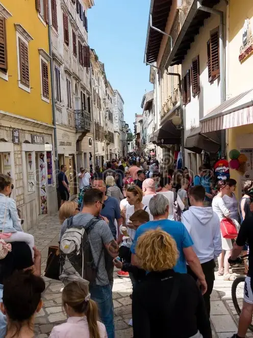 Affollamento di turisti nelle vie di Parenzo in una foto d’archivio