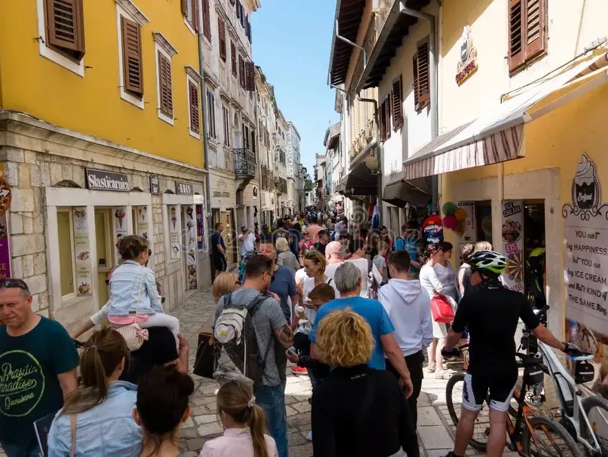 Affollamento di turisti nelle vie di Parenzo in una foto d’archivio