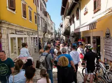 Affollamento di turisti nelle vie di Parenzo in una foto d’archivio