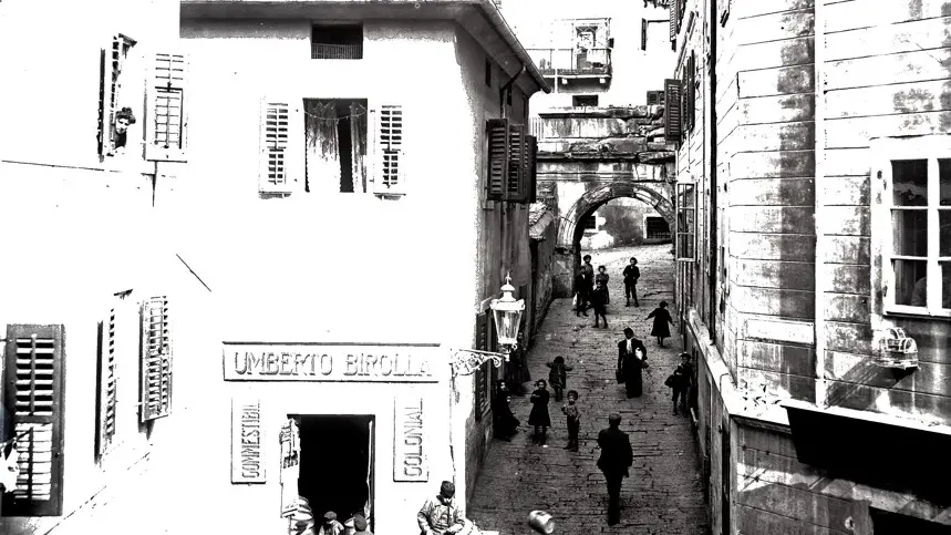 Veduta di via del Trionfo con l’arco ancora stretto tra le povere costruzioni di Citta Vecchia in un’immagine scattata nel marzo 1911