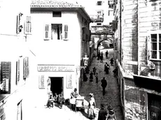 Veduta di via del Trionfo con l’arco ancora stretto tra le povere costruzioni di Citta Vecchia in un’immagine scattata nel marzo 1911