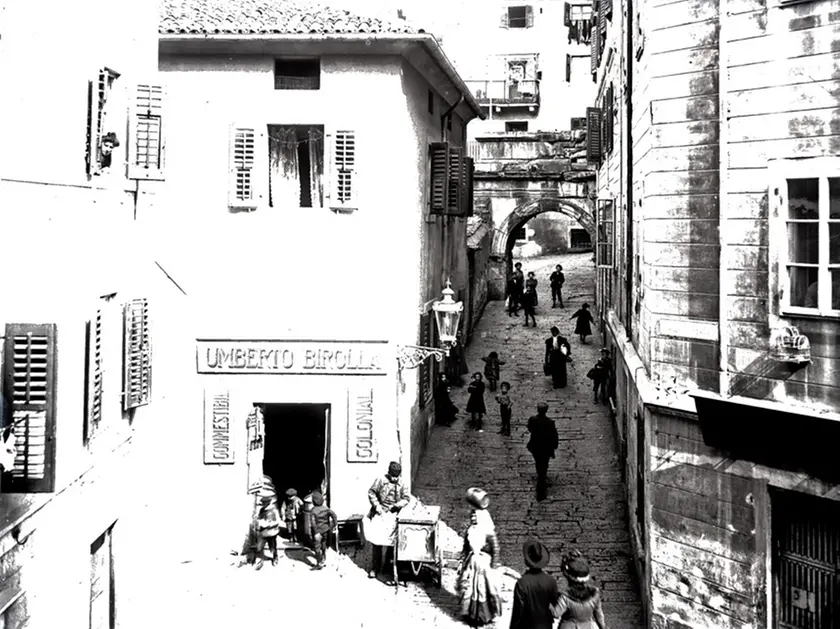 Veduta di via del Trionfo con l’arco ancora stretto tra le povere costruzioni di Citta Vecchia in un’immagine scattata nel marzo 1911