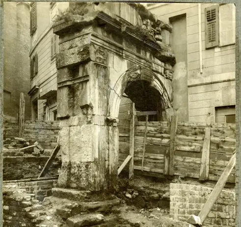 Immagine dell’agosto 1913 dello scavo sotto l’arco di Riccardo che portò al recupero del livello romano. (Foto Opiglia, Fototeca dei Civici Musei di Storia ed Arte di Trieste)