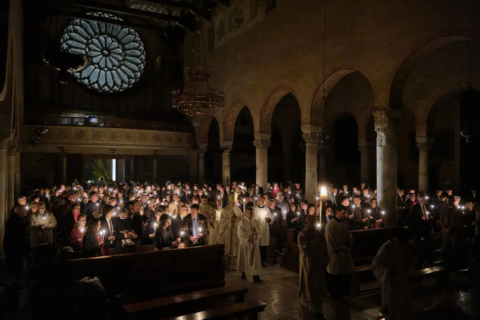 La veglia con l'accensione del cero pasquale. Foto Silvano