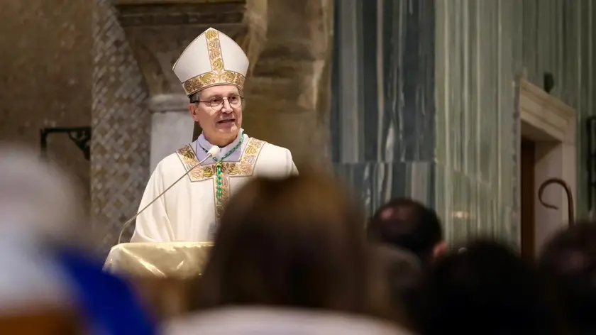 Il vescovo Trevisi nella messa di Pasqua. Foto Silvano