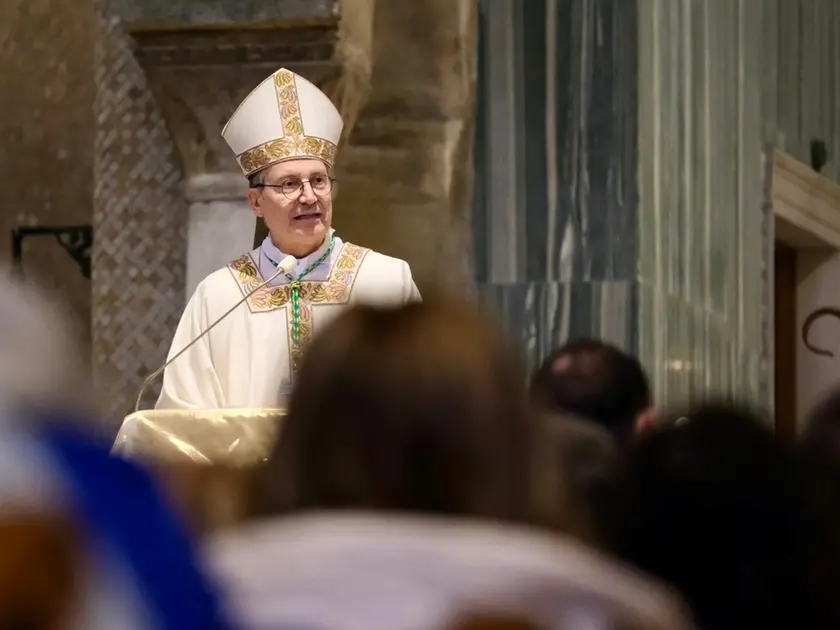 Il vescovo Trevisi nella messa di Pasqua. Foto Silvano