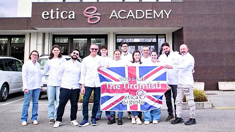 La delegazione in partenza per Londra, dove tenterà di realizzare il tiramisù più lungo del mondo