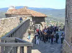 Turisti in attesa di entrare in Castello (Tibaldi)