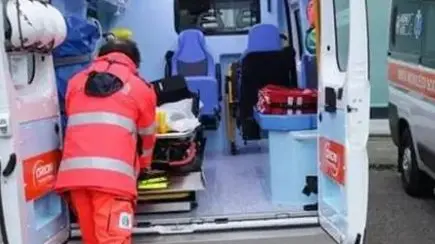 Incidente a Trieste, motociclista precipita nella boscaglia che fiancheggia la strada