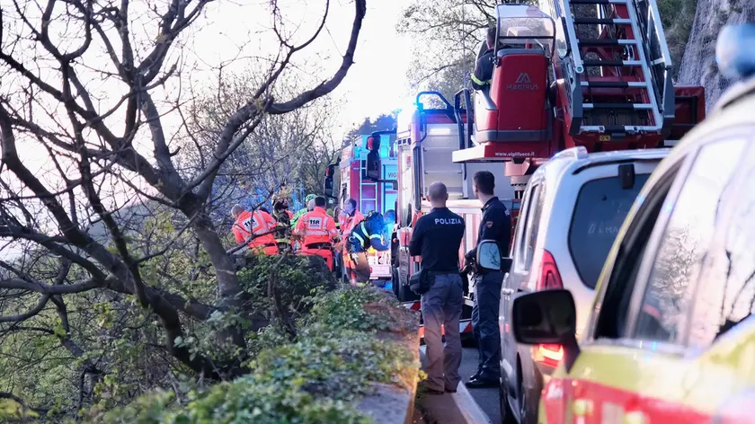 Le operazioni di soccorso sul luogo dell'incidente (foto Massimo Silvano)