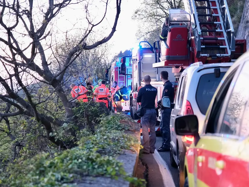 Le operazioni di soccorso sul luogo dell'incidente (foto Massimo Silvano)