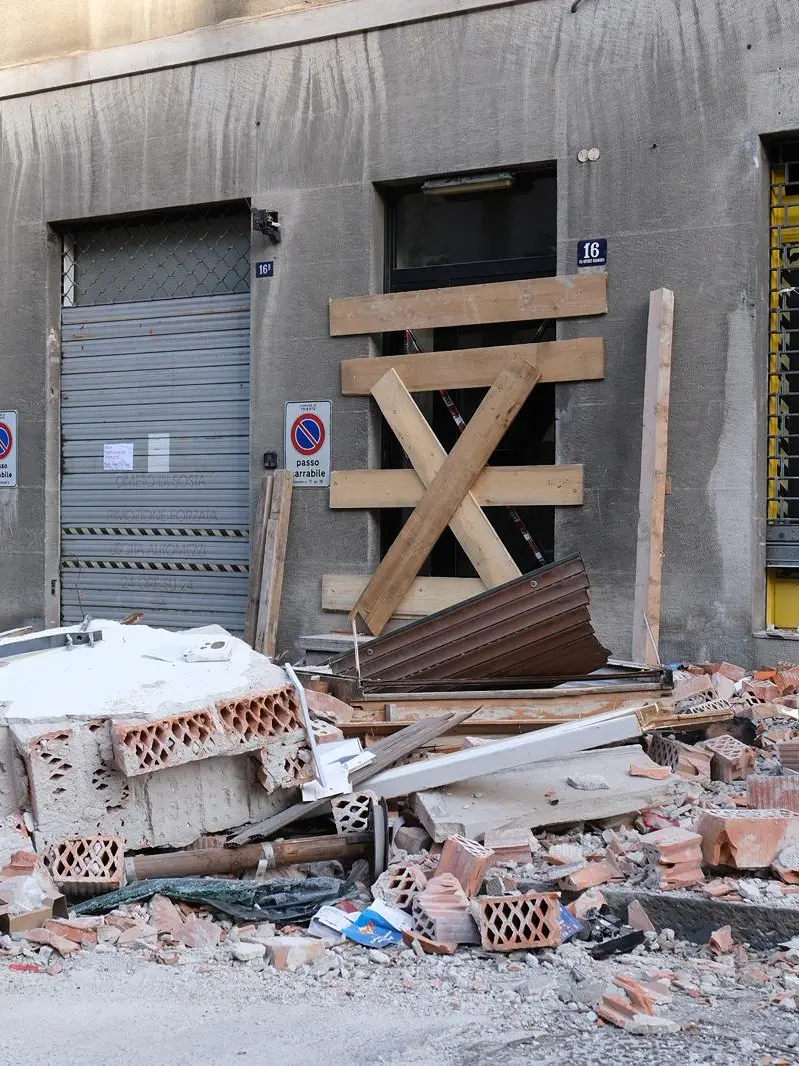 Le macerie in via Baiamonti a Trieste, foto Silvano