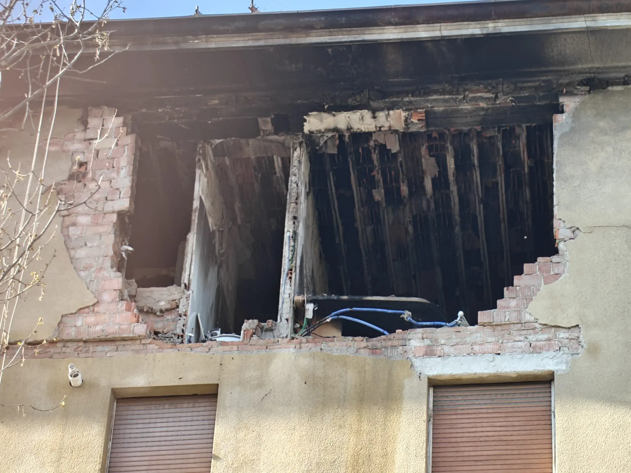 Macerie sul ciglio della strada, polvere e le finestre sventrate dell'esplosione: sono queste le immagini in via Baiamonti, il giorno dopo l'esplosione che ha reso inagibile un'intera palazzina. Sono venticinque le persone sfollate: nessuna vittima ma un cane è deceduto nell'incendio. Al momento due le ipotesi al vaglio degli inquirenti: il malfunzionamento della caldaia e una fuga di gas. Foto Massimo Silvano