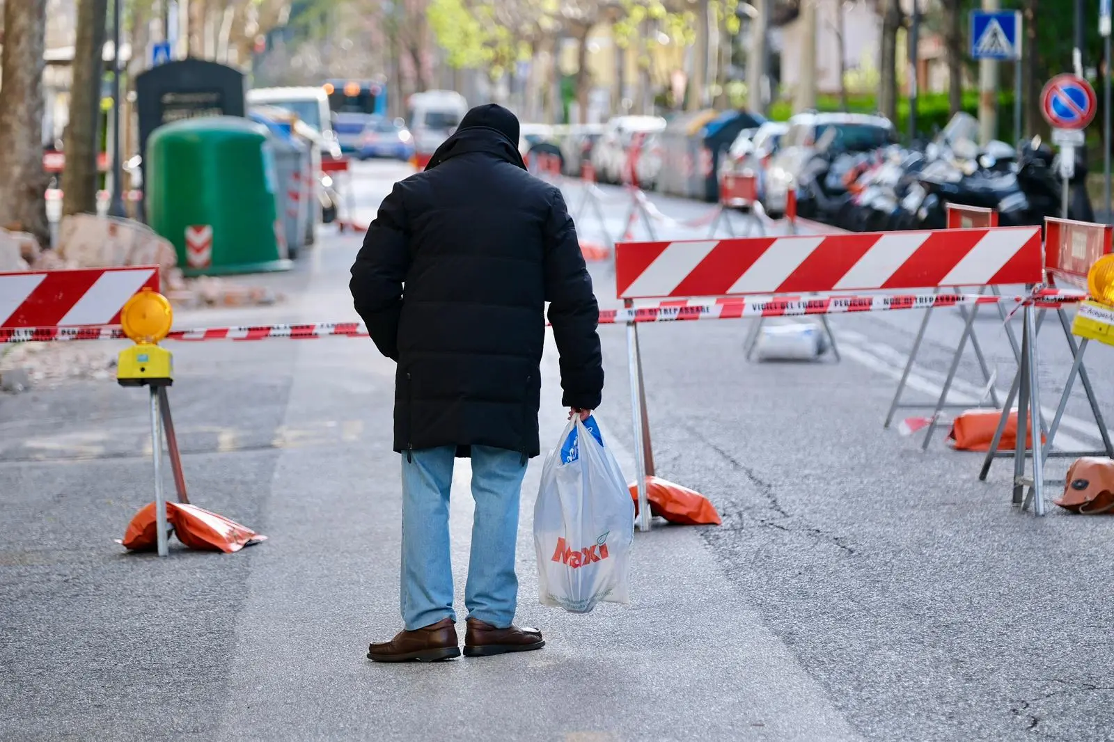 Macerie sul ciglio della strada, polvere e le finestre sventrate dell'esplosione: sono queste le immagini in via Baiamonti, il giorno dopo l'esplosione che ha reso inagibile un'intera palazzina. Sono venticinque le persone sfollate: nessuna vittima ma un cane è deceduto nell'incendio. Al momento due le ipotesi al vaglio degli inquirenti: il malfunzionamento della caldaia e una fuga di gas. Foto Massimo Silvano