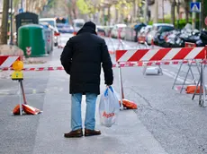Macerie sul ciglio della strada, polvere e le finestre sventrate dell'esplosione: sono queste le immagini in via Baiamonti, il giorno dopo l'esplosione che ha reso inagibile un'intera palazzina. Sono venticinque le persone sfollate: nessuna vittima ma un cane è deceduto nell'incendio. Al momento due le ipotesi al vaglio degli inquirenti: il malfunzionamento della caldaia e una fuga di gas. Foto Massimo Silvano