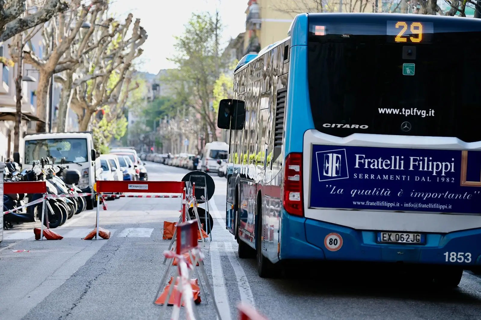 Macerie sul ciglio della strada, polvere e le finestre sventrate dell'esplosione: sono queste le immagini in via Baiamonti, il giorno dopo l'esplosione che ha reso inagibile un'intera palazzina. Sono venticinque le persone sfollate: nessuna vittima ma un cane è deceduto nell'incendio. Al momento due le ipotesi al vaglio degli inquirenti: il malfunzionamento della caldaia e una fuga di gas. Foto Massimo Silvano