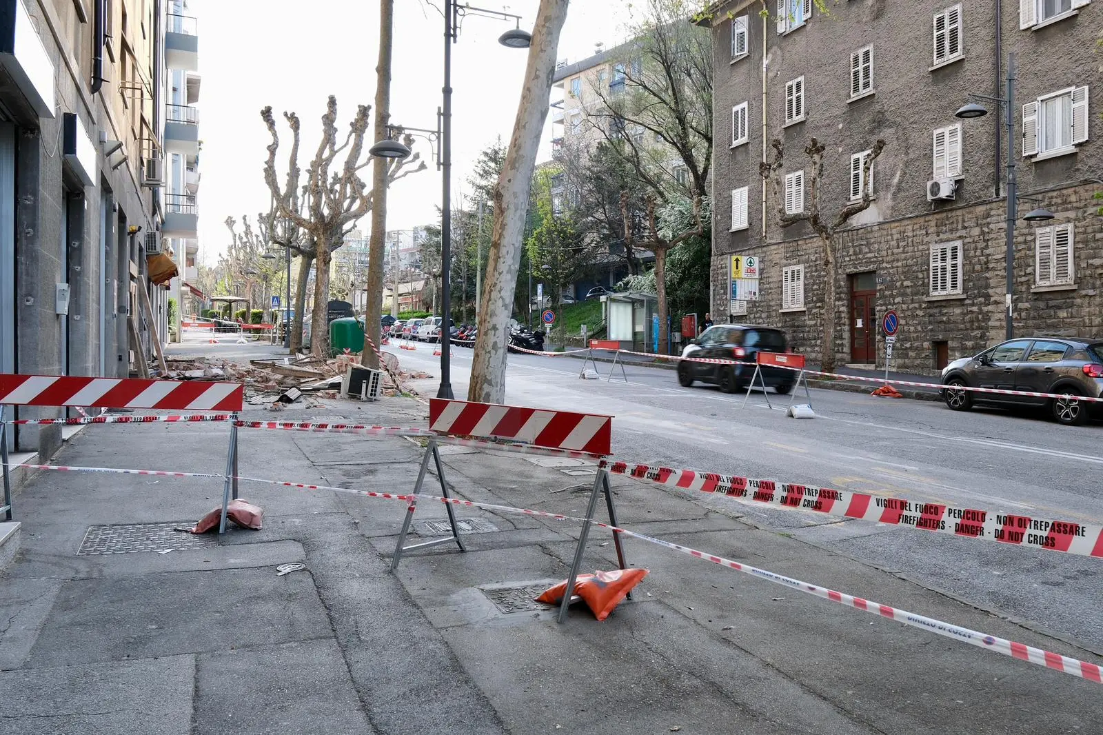 Macerie sul ciglio della strada, polvere e le finestre sventrate dell'esplosione: sono queste le immagini in via Baiamonti, il giorno dopo l'esplosione che ha reso inagibile un'intera palazzina. Sono venticinque le persone sfollate: nessuna vittima ma un cane è deceduto nell'incendio. Al momento due le ipotesi al vaglio degli inquirenti: il malfunzionamento della caldaia e una fuga di gas. Foto Massimo Silvano
