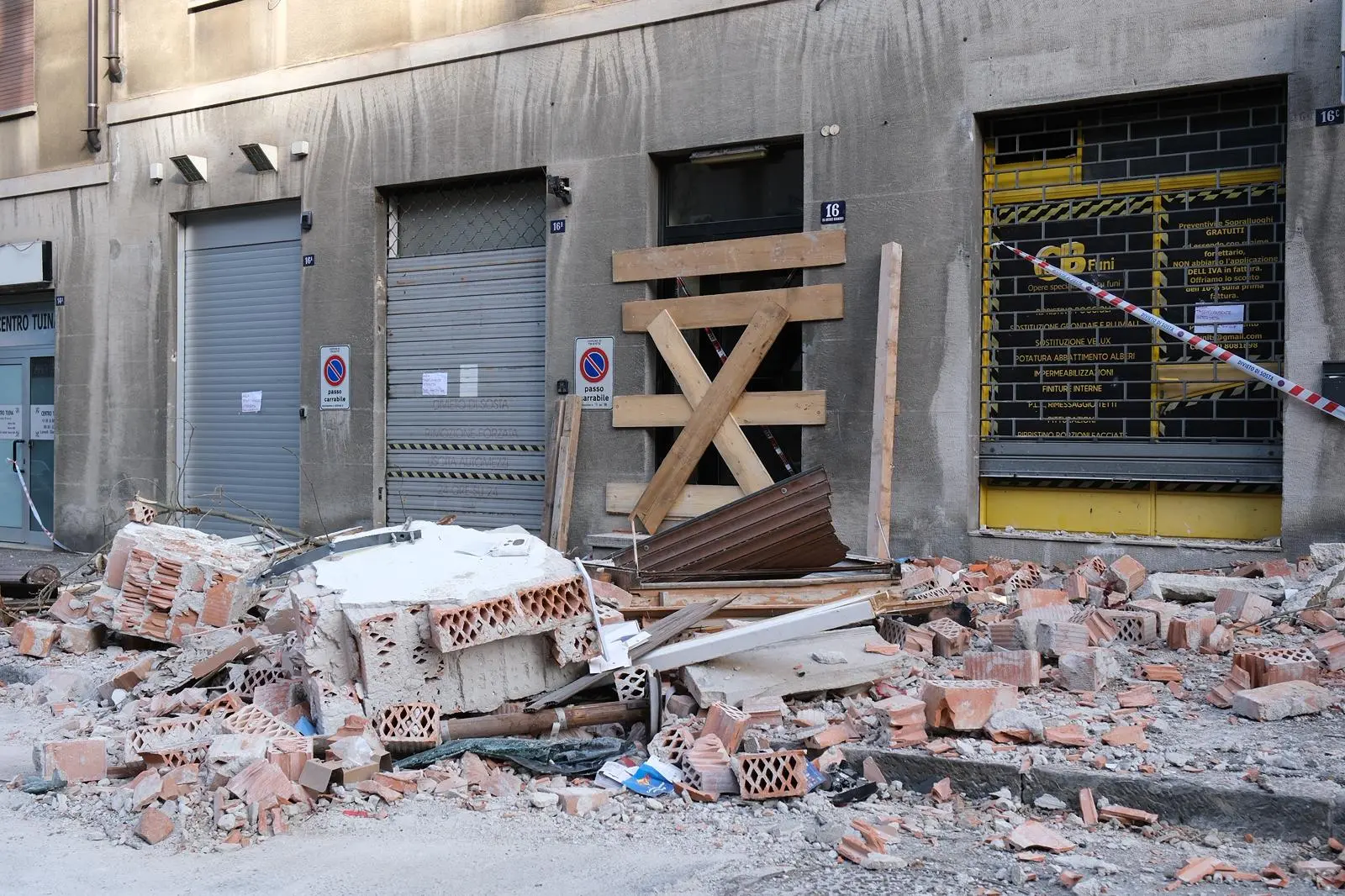 Macerie sul ciglio della strada, polvere e le finestre sventrate dell'esplosione: sono queste le immagini in via Baiamonti, il giorno dopo l'esplosione che ha reso inagibile un'intera palazzina. Sono venticinque le persone sfollate: nessuna vittima ma un cane è deceduto nell'incendio. Al momento due le ipotesi al vaglio degli inquirenti: il malfunzionamento della caldaia e una fuga di gas. Foto Massimo Silvano