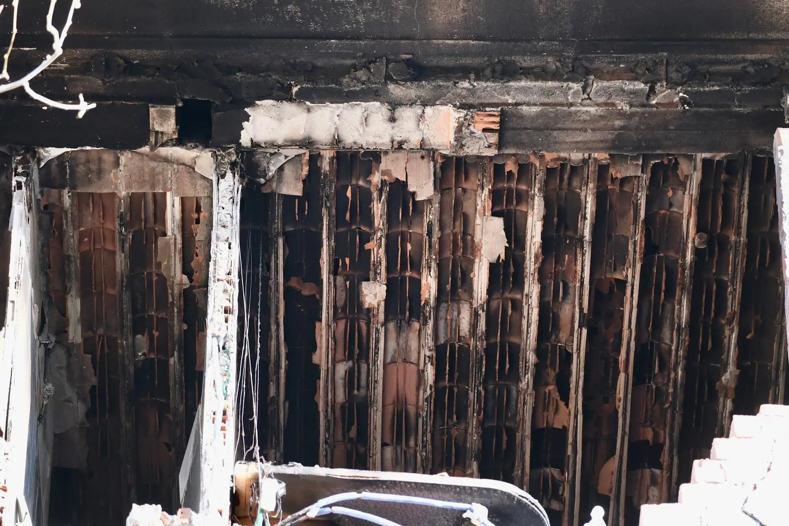 Macerie sul ciglio della strada, polvere e le finestre sventrate dell'esplosione: sono queste le immagini in via Baiamonti, il giorno dopo l'esplosione che ha reso inagibile un'intera palazzina. Sono venticinque le persone sfollate: nessuna vittima ma un cane è deceduto nell'incendio. Al momento due le ipotesi al vaglio degli inquirenti: il malfunzionamento della caldaia e una fuga di gas. Foto Massimo Silvano