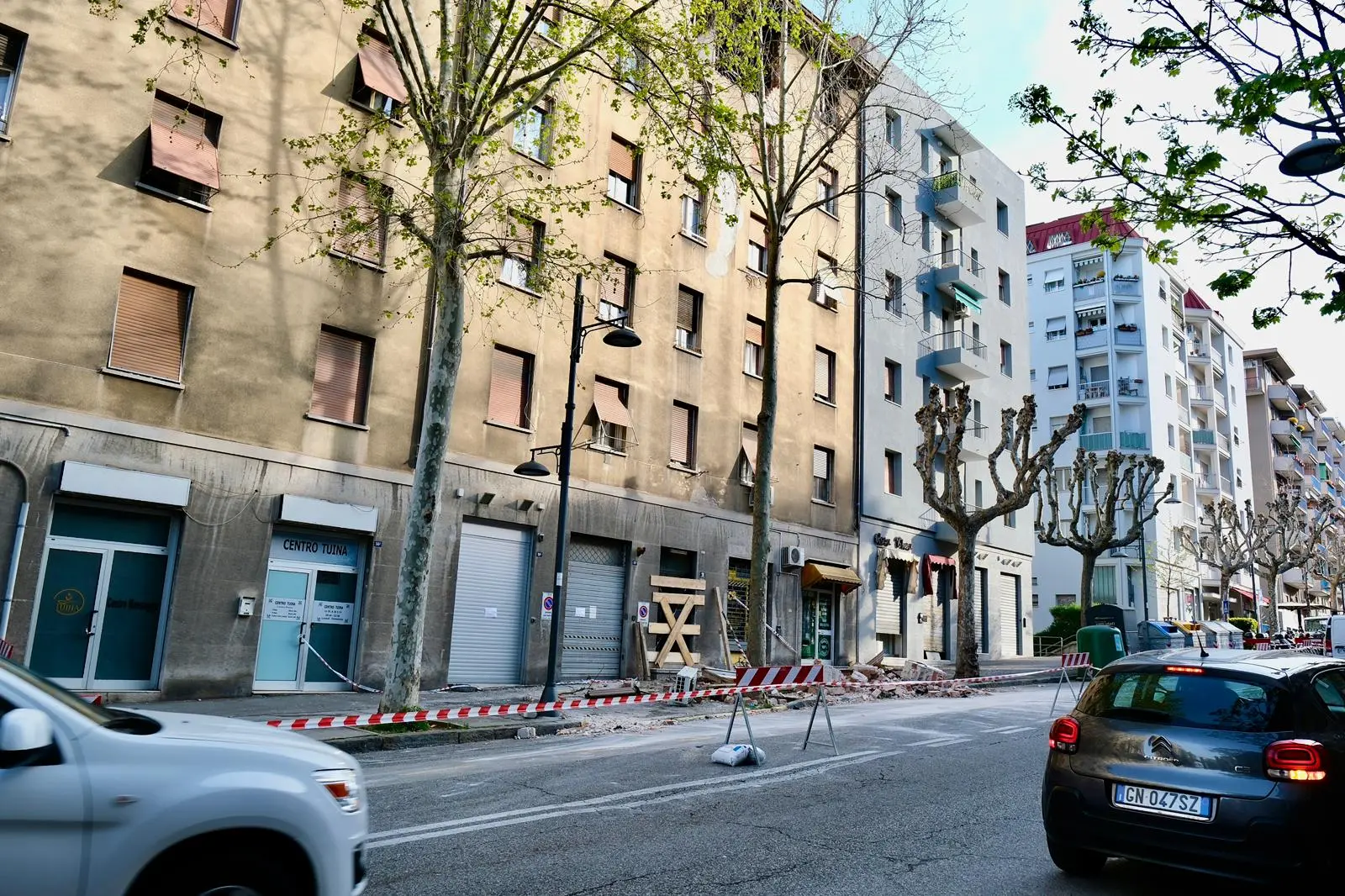 Macerie sul ciglio della strada, polvere e le finestre sventrate dell'esplosione: sono queste le immagini in via Baiamonti, il giorno dopo l'esplosione che ha reso inagibile un'intera palazzina. Sono venticinque le persone sfollate: nessuna vittima ma un cane è deceduto nell'incendio. Al momento due le ipotesi al vaglio degli inquirenti: il malfunzionamento della caldaia e una fuga di gas. Foto Massimo Silvano