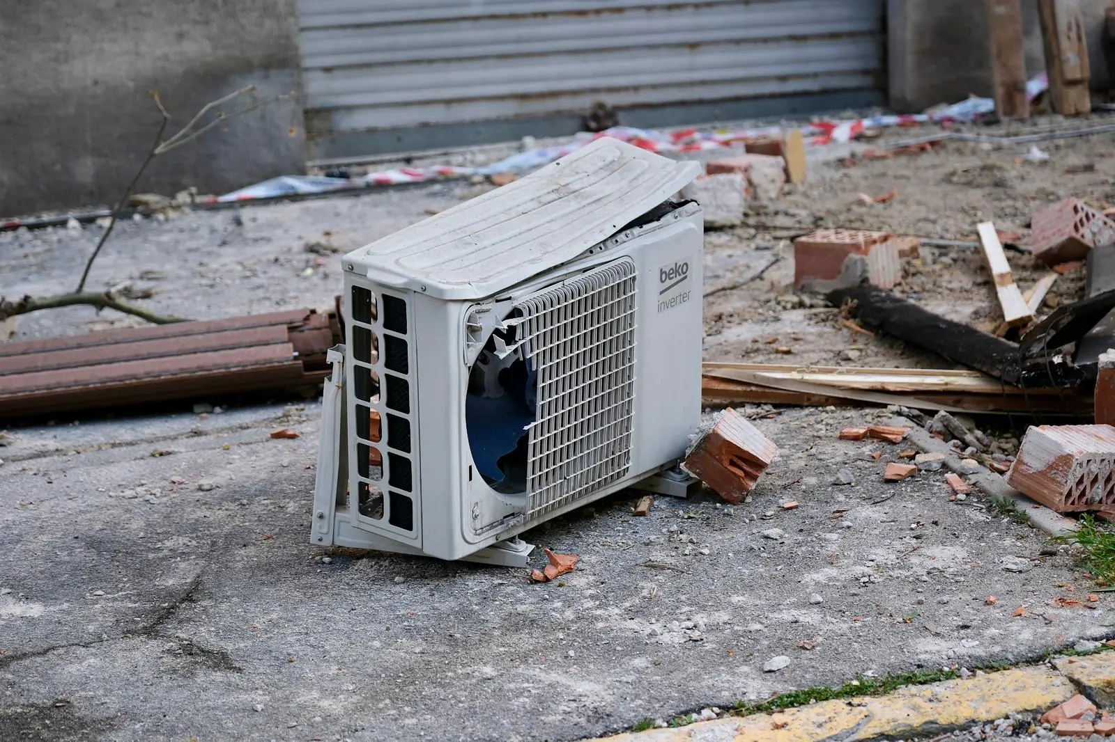 Macerie sul ciglio della strada, polvere e le finestre sventrate dell'esplosione: sono queste le immagini in via Baiamonti, il giorno dopo l'esplosione che ha reso inagibile un'intera palazzina. Sono venticinque le persone sfollate: nessuna vittima ma un cane è deceduto nell'incendio. Al momento due le ipotesi al vaglio degli inquirenti: il malfunzionamento della caldaia e una fuga di gas. Foto Massimo Silvano