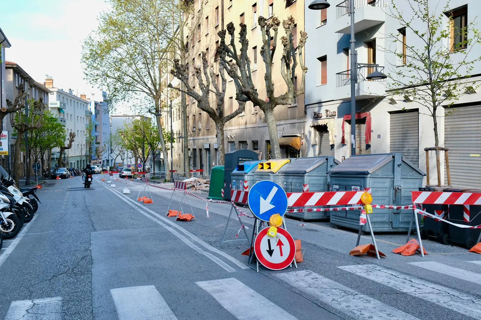Macerie sul ciglio della strada, polvere e le finestre sventrate dell'esplosione: sono queste le immagini in via Baiamonti, il giorno dopo l'esplosione che ha reso inagibile un'intera palazzina. Sono venticinque le persone sfollate: nessuna vittima ma un cane è deceduto nell'incendio. Al momento due le ipotesi al vaglio degli inquirenti: il malfunzionamento della caldaia e una fuga di gas. Foto Massimo Silvano