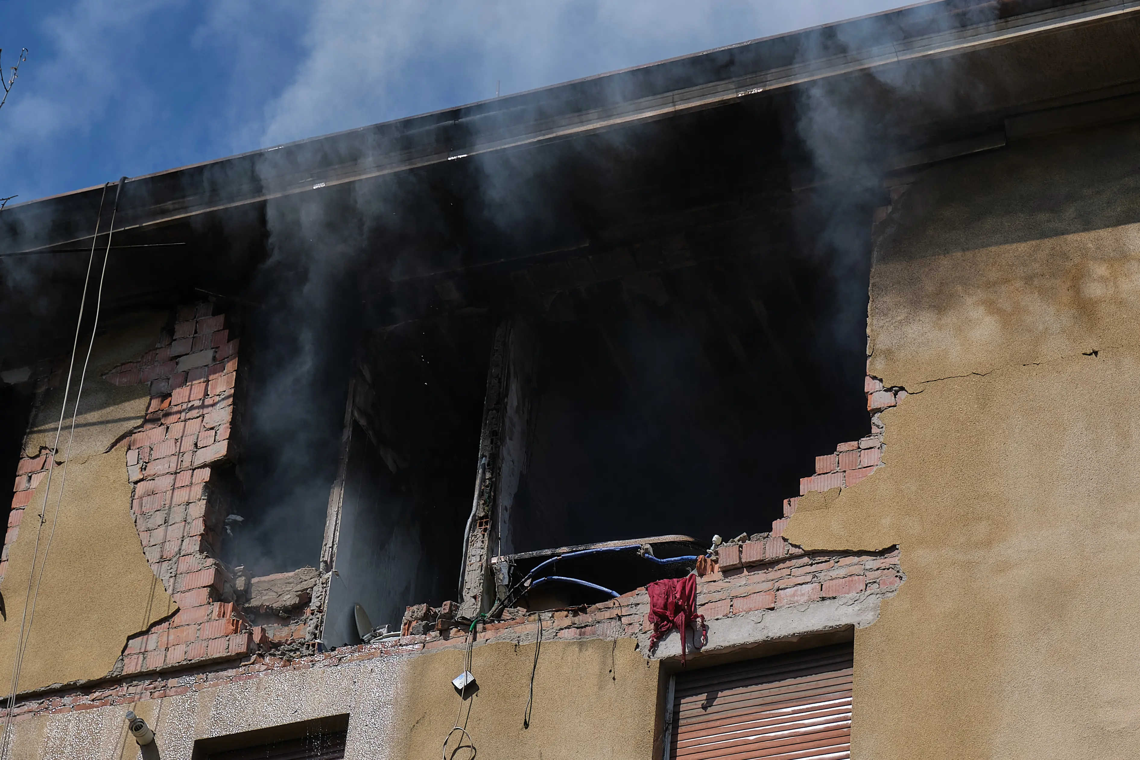 Macerie sul ciglio della strada, polvere e le finestre sventrate dell'esplosione: sono queste le immagini in via Baiamonti, il giorno dopo l'esplosione che ha reso inagibile un'intera palazzina. Sono venticinque le persone sfollate: nessuna vittima ma un cane è deceduto nell'incendio. Al momento due le ipotesi al vaglio degli inquirenti: il malfunzionamento della caldaia e una fuga di gas. Foto Massimo Silvano