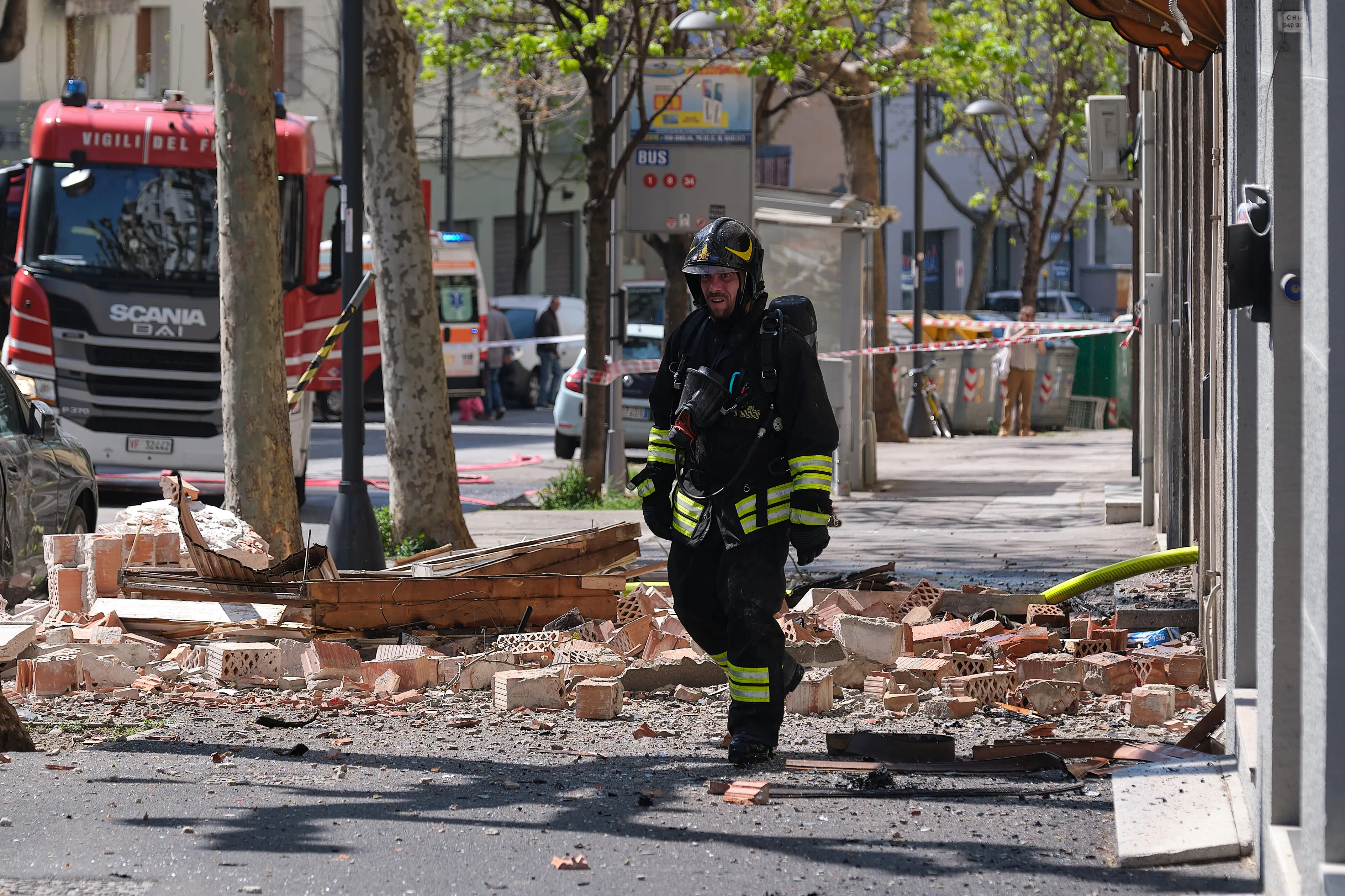 Macerie sul ciglio della strada, polvere e le finestre sventrate dell'esplosione: sono queste le immagini in via Baiamonti, il giorno dopo l'esplosione che ha reso inagibile un'intera palazzina. Sono venticinque le persone sfollate: nessuna vittima ma un cane è deceduto nell'incendio. Al momento due le ipotesi al vaglio degli inquirenti: il malfunzionamento della caldaia e una fuga di gas. Foto Massimo Silvano