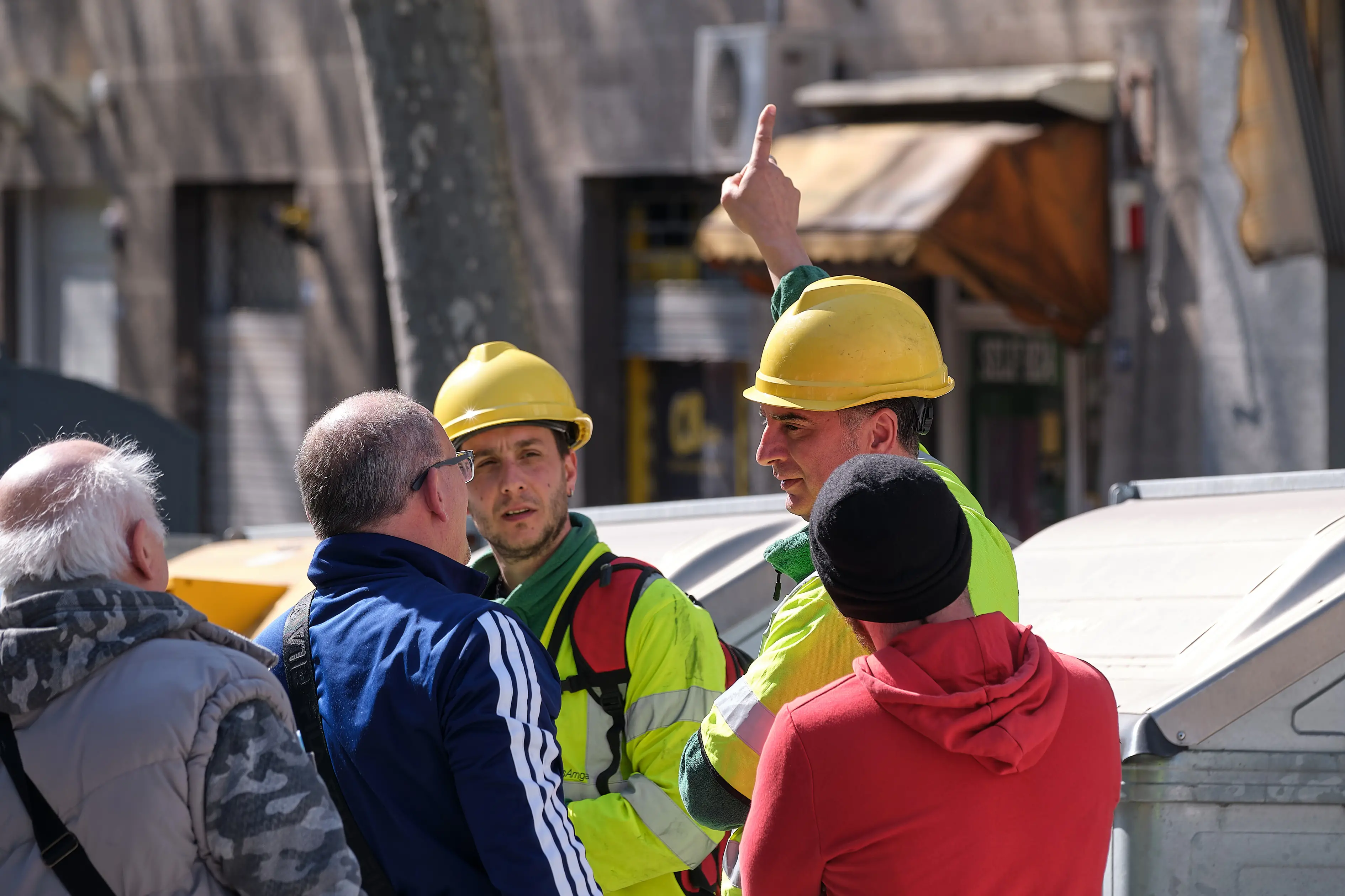 Macerie sul ciglio della strada, polvere e le finestre sventrate dell'esplosione: sono queste le immagini in via Baiamonti, il giorno dopo l'esplosione che ha reso inagibile un'intera palazzina. Sono venticinque le persone sfollate: nessuna vittima ma un cane è deceduto nell'incendio. Al momento due le ipotesi al vaglio degli inquirenti: il malfunzionamento della caldaia e una fuga di gas. Foto Massimo Silvano